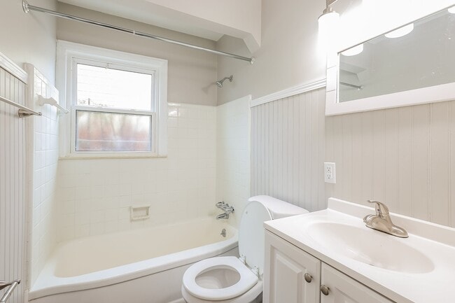 Building Photo - 312 De Villen Ave