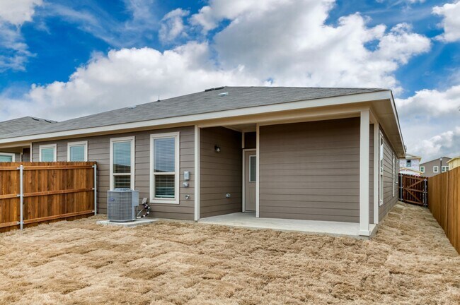 Building Photo - GORGEOUS 3 BEDROOM DUPLEX LOCATED IN MIDLO...