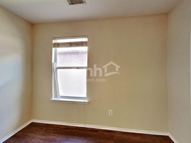 Building Photo - 631 Gateship Dr