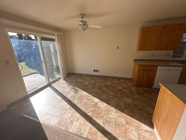 Building Photo - Quiet Eastside 3 Bdrm House, 2 Bath, All appliances in Kitchen, Attached Garage, Fenced Yard