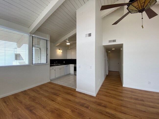 Building Photo - Lovely 2 Bedroom, 2 Bathroom Condo!