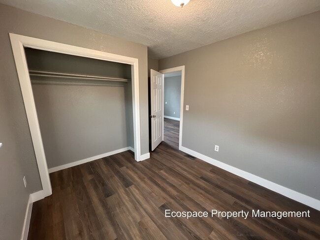 Building Photo - Backside Duplex in Park Hill Available!