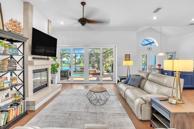 Building Photo - 8951 SE Marina Bay Dr