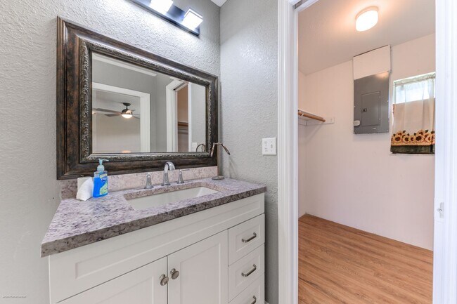 Building Photo - price drop!! PET FRIENDLY- WATERFRONT- SPACIOUS- CENTRAL LOCATION