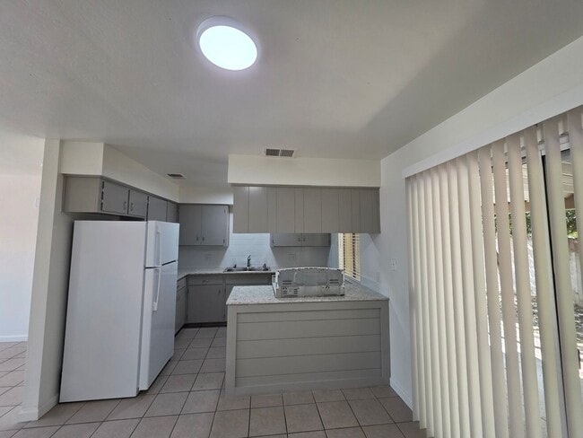 Building Photo - 775-775 E Honolulu St