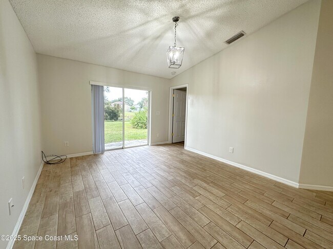 Building Photo - 670 Benton Dr