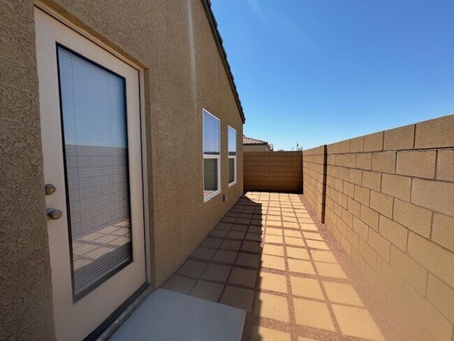 Building Photo - 1 Yr New 3 BR 2BA in Chaparral Terrace w/ ...