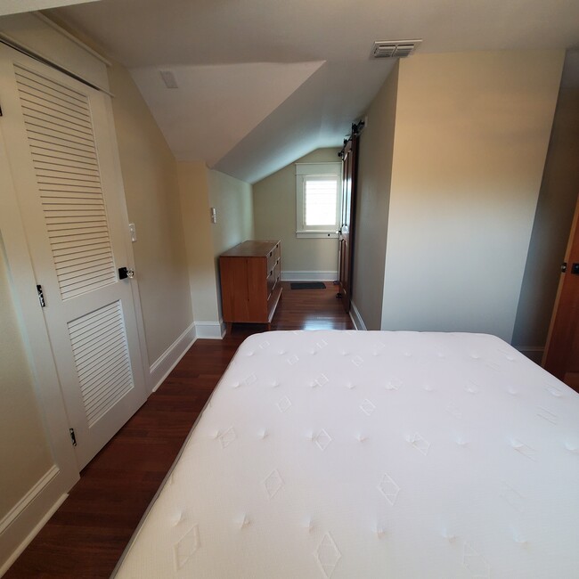 Building Photo - 1124 Azalea Ln