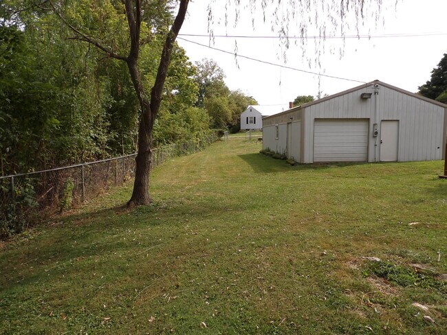 Building Photo - 102 Cedar Dr