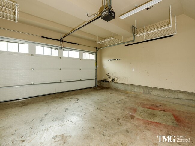 Building Photo - Beautiful 4br/2.5ba House with office, fenced yard, 2 car garage and AC