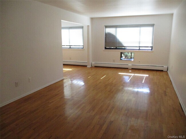 Building Photo - 7 E Lawrence Park Dr