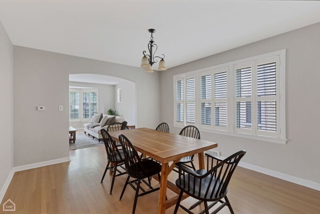 Building Photo - 4550 W Thorndale Ave