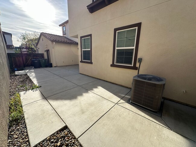 Building Photo - Beautiful 4 Bedroom, 3 Bath Mountain House Home