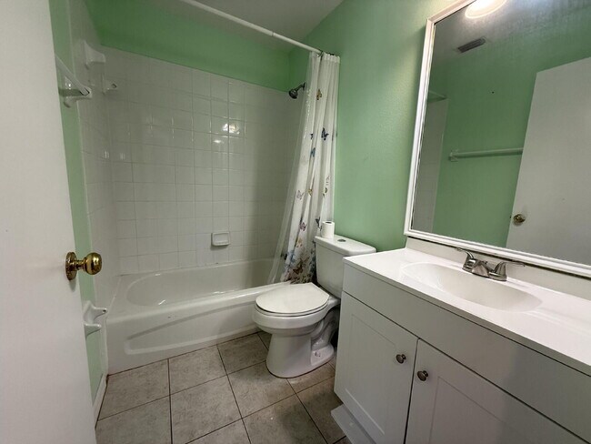 Building Photo - 3 bed 2.5 bath townhome in Gated Providenc...