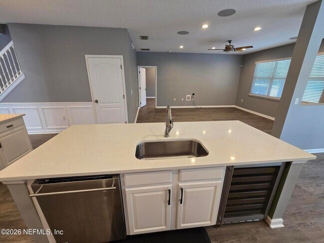 Building Photo - 180 Thornloe Dr