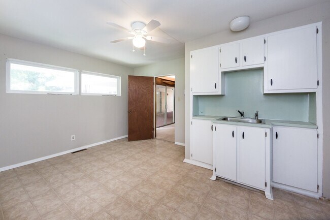 Building Photo - "Charming 3-Bedroom Oasis with 2 Full Baths – Spacious 2,295 Sq Ft Home in Charlotte's Heart!"
