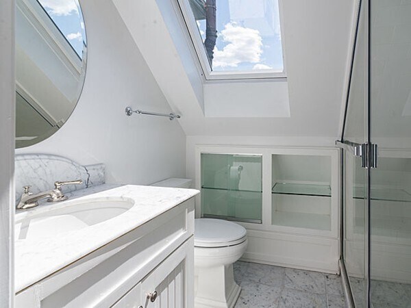 Building Photo - 832 Belmont St