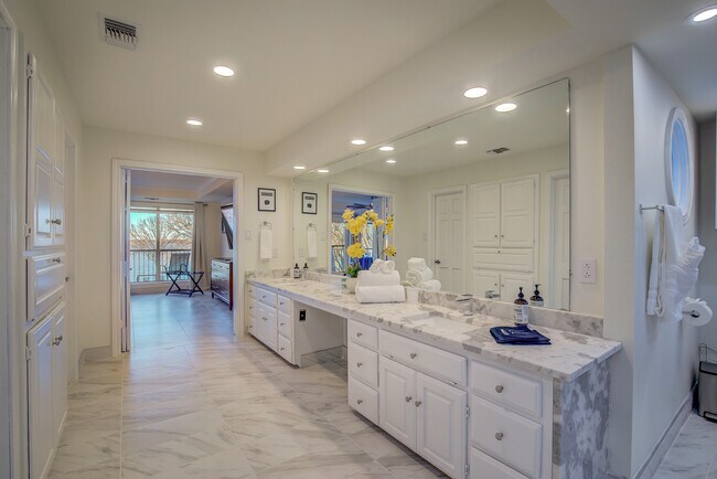 Building Photo - 8402 Columbia Dr