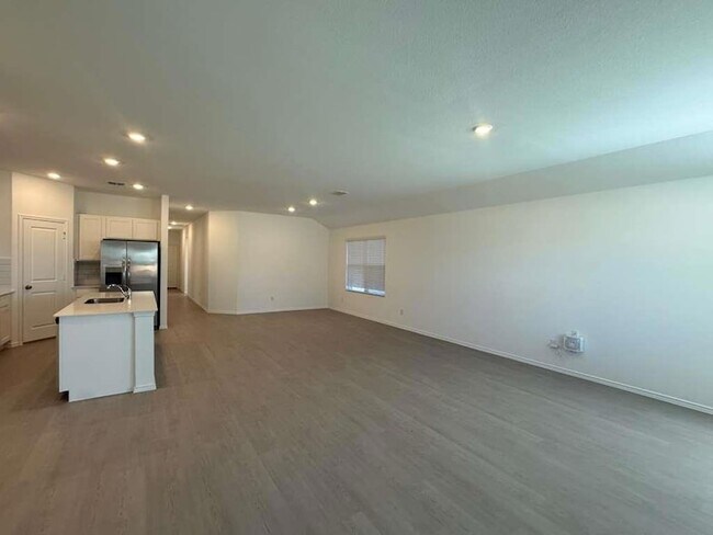 Building Photo - 577 Sormonne Lp