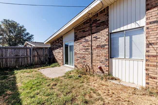 Building Photo - 140 N Troy Ave