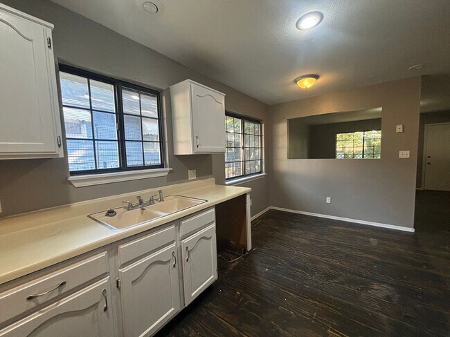 Building Photo - Beautiful 2 bedroom 1 bath 1 car garage