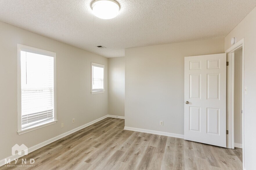 Building Photo - 4429 Richmond Oaks Dr