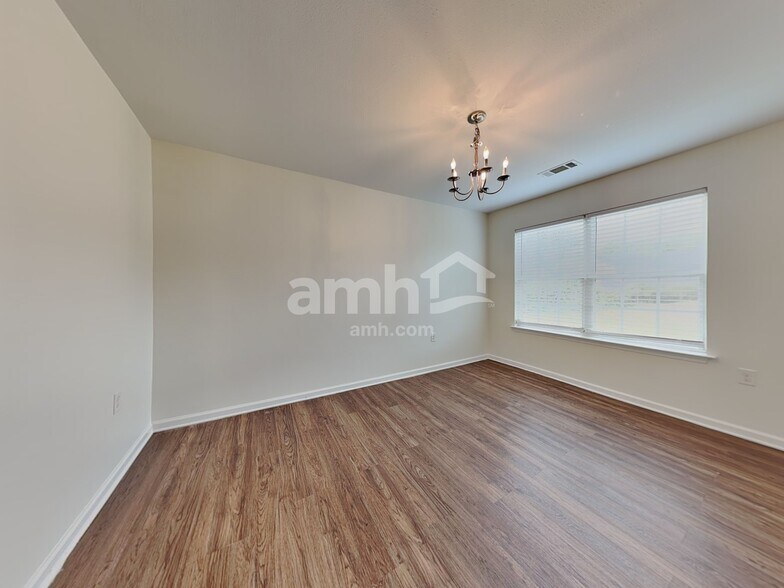 Building Photo - 1524 Eastway Dr