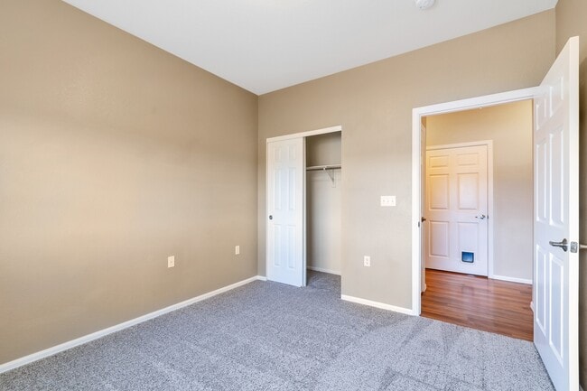 Building Photo - Updated, 3 Bed Condo in Aurora!!!!