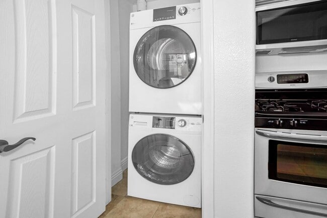 Building Photo - Great one bedroom in UTC!