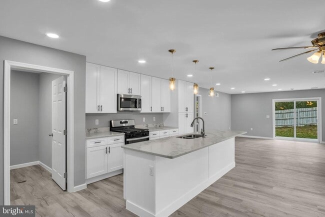 Building Photo - 1500 Embassy Dr