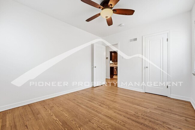 Building Photo - Stunning Home with Central AC and Fenced Yard