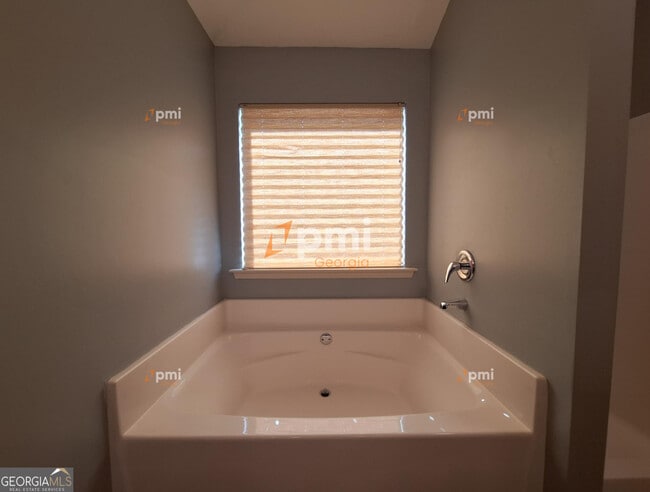 Building Photo - 2449 Boulder Rd SE