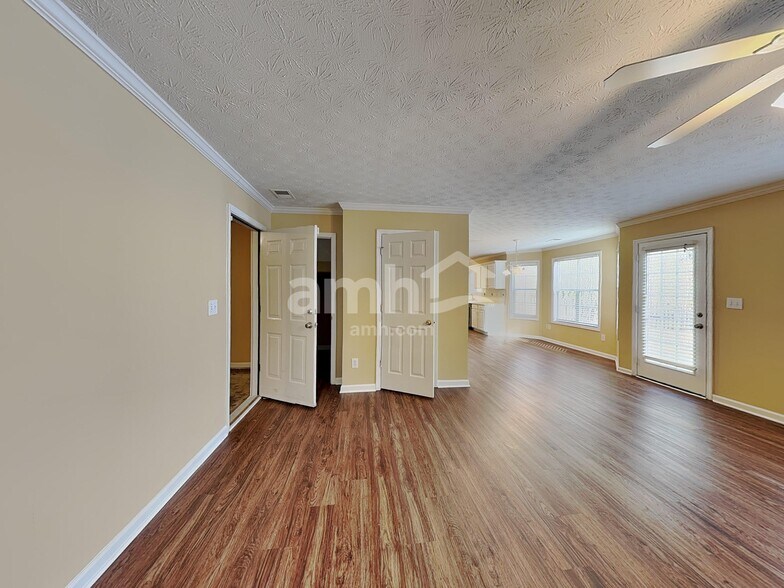 Building Photo - 2041 Vintage Oaks Dr