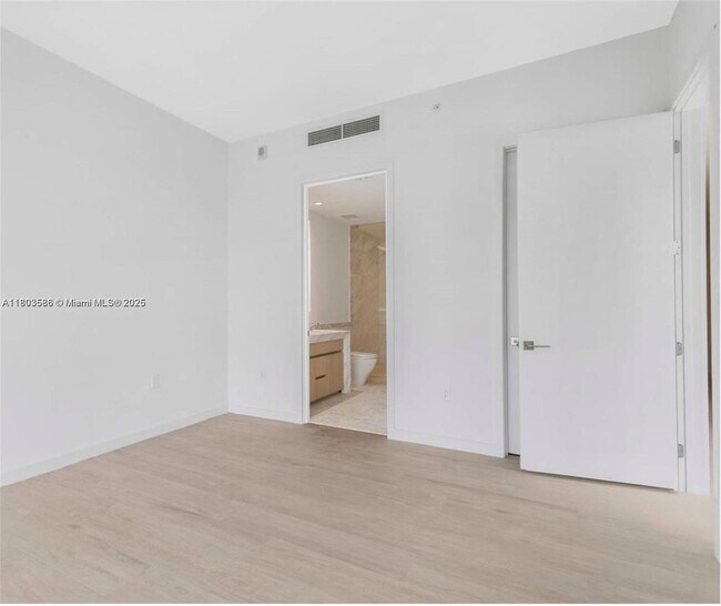 Building Photo - 2831 S Bayshore Dr