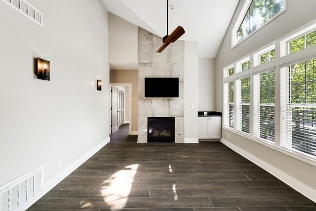 Building Photo - 240 Renaissance Pkwy NE