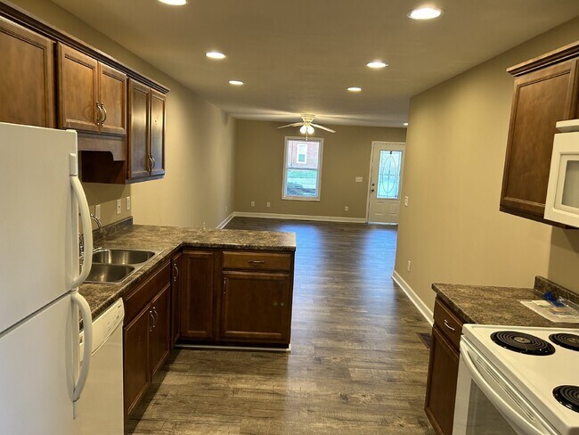 Building Photo - "Charming 2-Bedroom Retreat with 2 Full Baths in Cookeville – Spacious 1082 Sq Ft Living!"