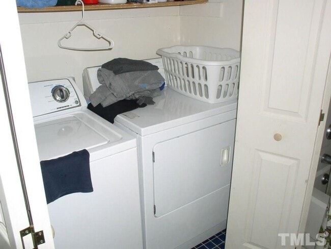 Building Photo - Carrboro / Brighton Sq. Apt. AVAILABLE