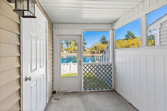 Building Photo - Charming Townhome with Water Views near The Market Common!