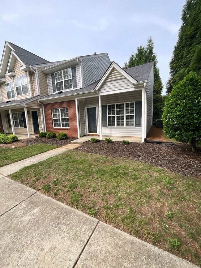 Building Photo - Charming 3 bedroom/2.5 bathroom End Unit i...