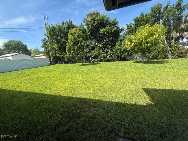 Building Photo - 4524 SE 11th Pl