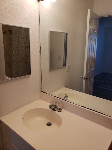 Building Photo - 2724 Hidden Lake Blvd