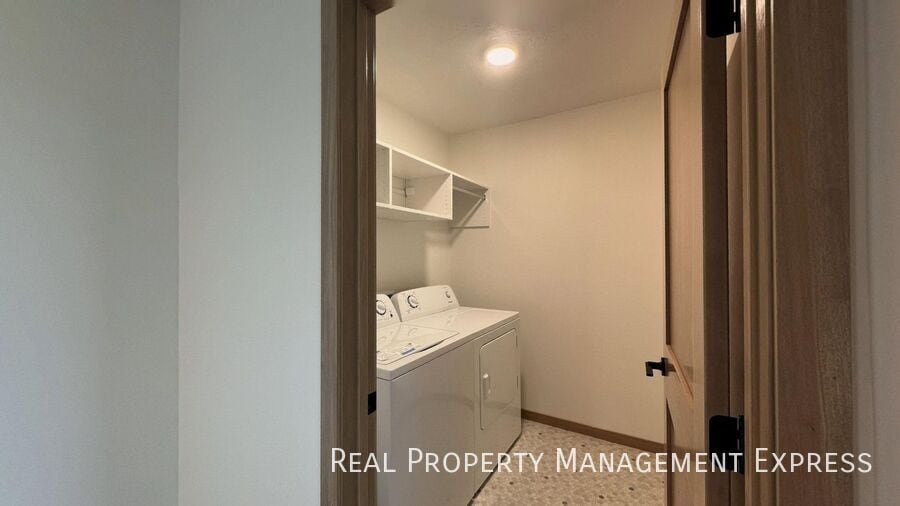 Building Photo - Modern 3 Bed 2.5 Bath Townhome Located in ...