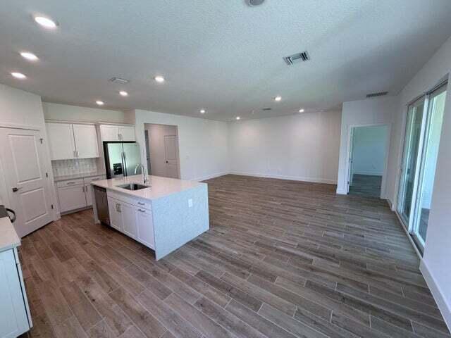 Building Photo - 6560 SE Pk Trce Dr