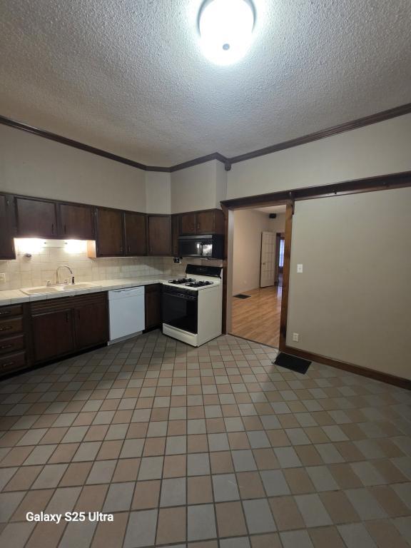 Building Photo - 208 E Main St