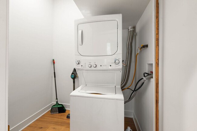 Building Photo - 6044 N Winthrop Ave