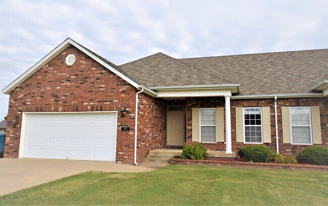 Building Photo - 1008 Southgate Circle