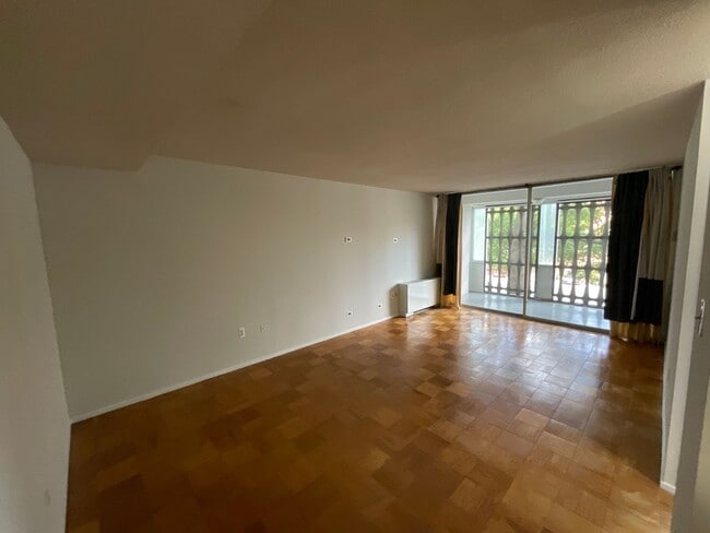 Building Photo - Spacious RiverPark 1 bedroom located near ...