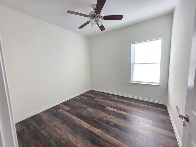 Building Photo - 6306 Red Oak Dr