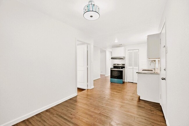 Building Photo - Beautifully Updated 3-Bed, 2-Bath Home in Quiet Greenville Neighborhood