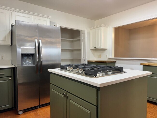 Building Photo - 627 W 2nd St